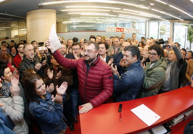 Adrián Barbón, en el momento de oficializar su candidatura a las primarias para elegir al candidato del PSOE a la Presidencia del Principado. 