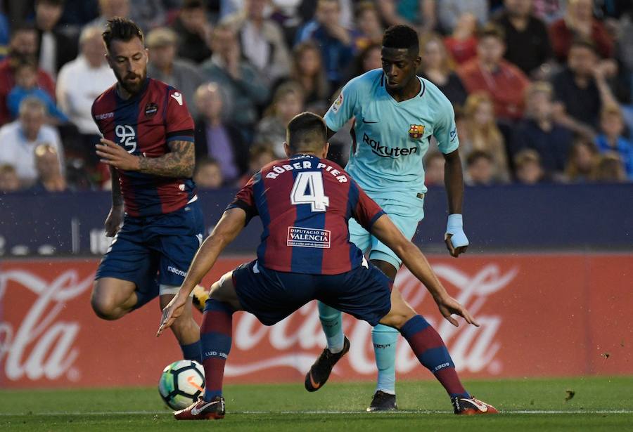 El Barça perdió la imbatibilidad en el Ciutat de Valencia a pesar del hat-trick de Coutinho y el penalti transformado por Suárez. Con esta victoria, el Levante acumula cinco consecutivas en casa 