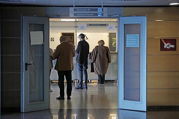 Pacientes esperando a ser atendidos en el Hospital San Agustín. 