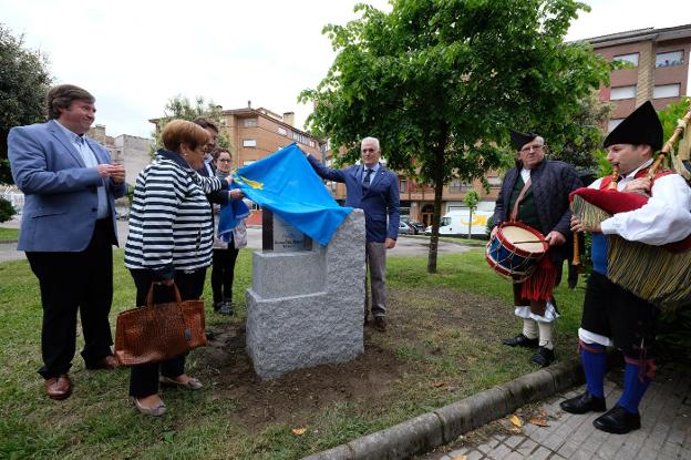 Un momento del descubrimiento de la placa. :: PARDO