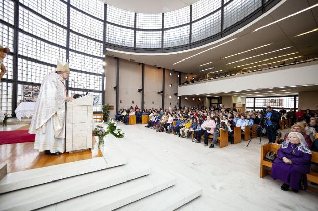 El arzobispo Jesús Sanz Montes fue el encargado de oficiar la misa por Nuestra Señora de Fátima. 