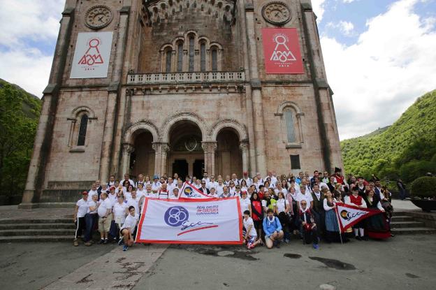 Los participantes en la marcha grupista, a las puertas de la basílica de Covadonga. 