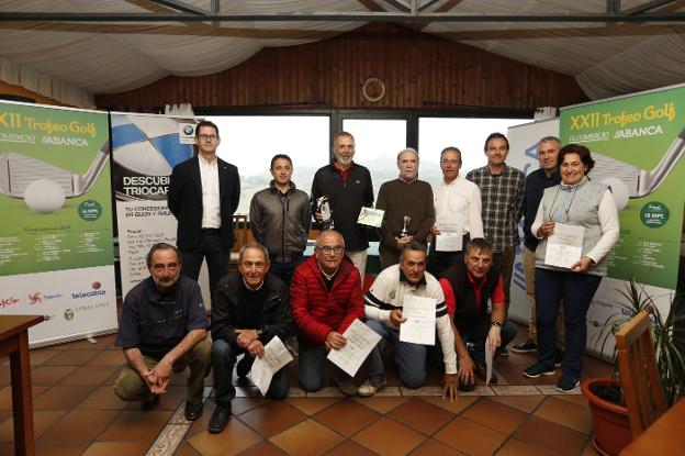 De pie. Goyo Ezama, Ricardo Rodríguez, Rubén Battilana, José Moya, Jorge Luis Medina, Rogelio Villanueva, José María Jardón y Elena Espina. Agachados. Rogelio López, Roberto Vega, Manuel Fernández, Joaquín Tascón y Cándido Sánchez, posaron en la foto de familia tras la prueba del Trofeo EL COMERCIO-ABANCA. 