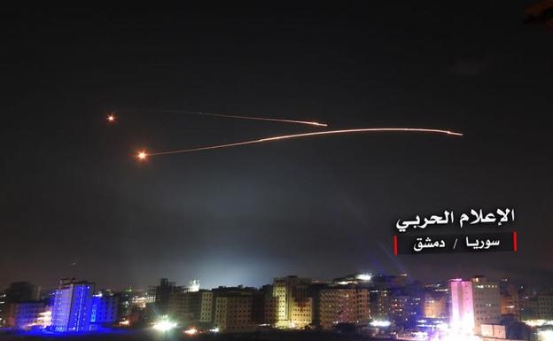Misiles sobrevuelan el cielo de Damasco. 