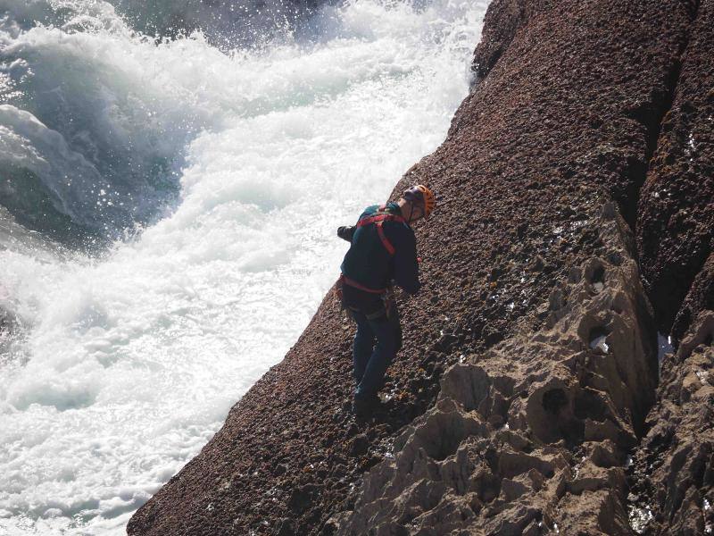 Fotos: Importante despliegue para continuar la búsqueda del joven desaparecido en Llanes