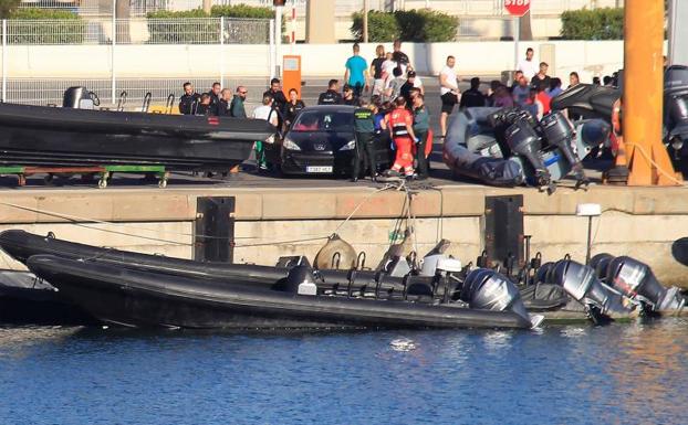 La lancha que arrolló a una barca de recreo en la que navegaban un padre y su hijo.