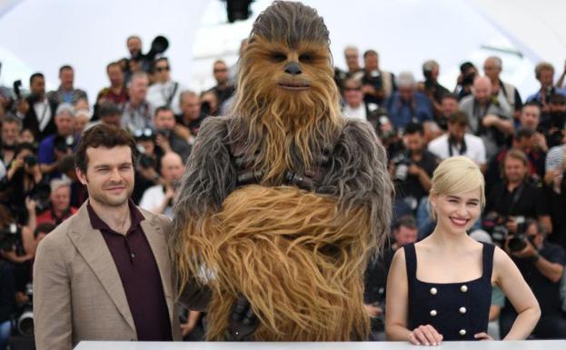 Alden Ehrenreich junto a la actriz Emilia Clarke y el popular personaje de la saga, Chewbacca.
