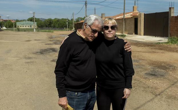 Santiago Fresno, tío de Leticia, junto a la mejor amiga de su sobrina, Gemma de Dios. 