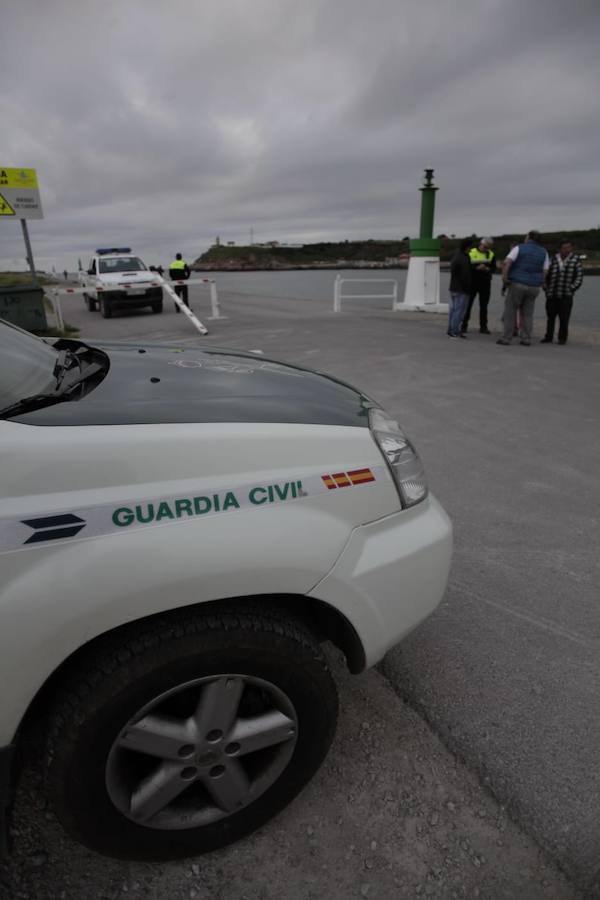 Los Servicios de Emergencias se despliegan en el espigón de San Juan tras la aparición de un cadáver en el agua