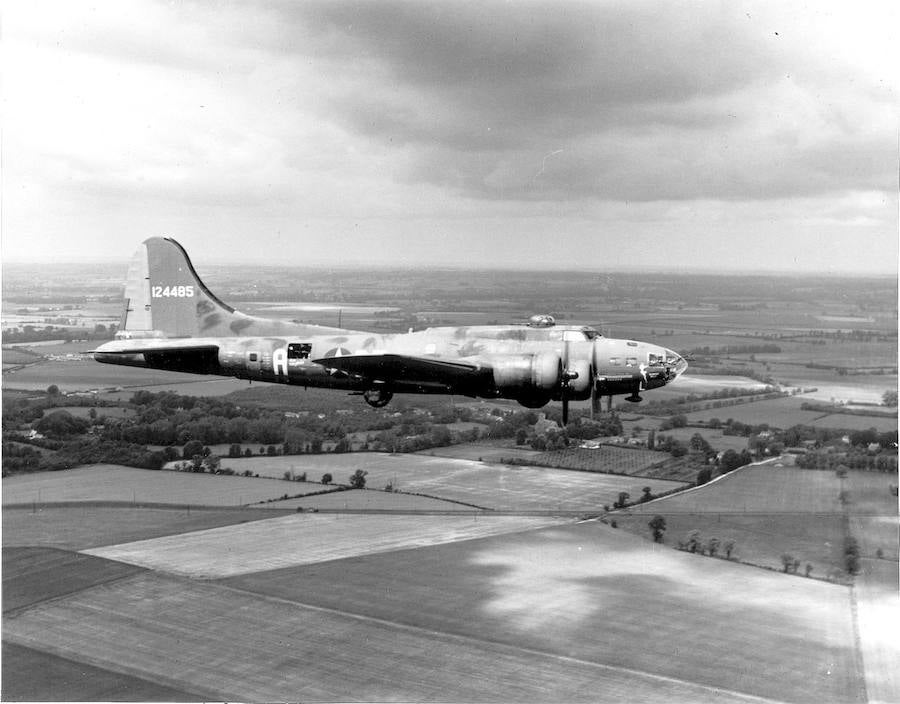 El legendario bombardero de EE UU que regresó sin un rasguño de 25 misiones en la II Guerra Mundial reaparece completamente restaurado por los 75 años de su última incursión