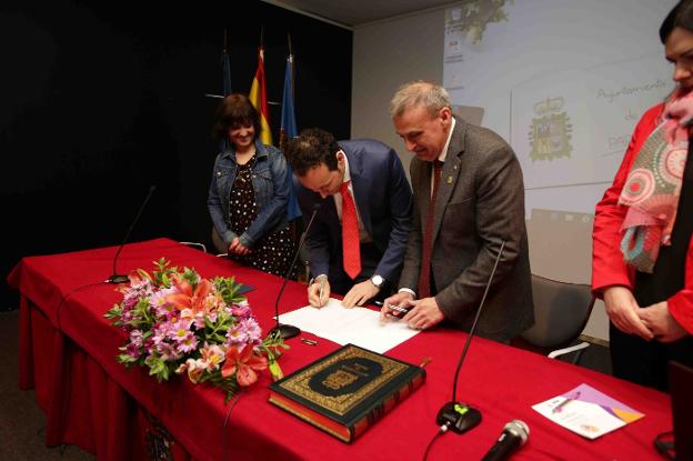 Guillermo Martínez y Emilio García rubrican la adhesión. 