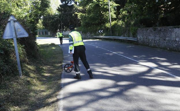 Colisión de una moto y un coche en Cabueñes