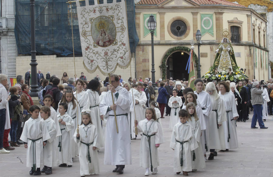 La Virgen de la Esperanza fue trasladada a la iglesia de San Tirso el Real cumpliendo con la tradición.
