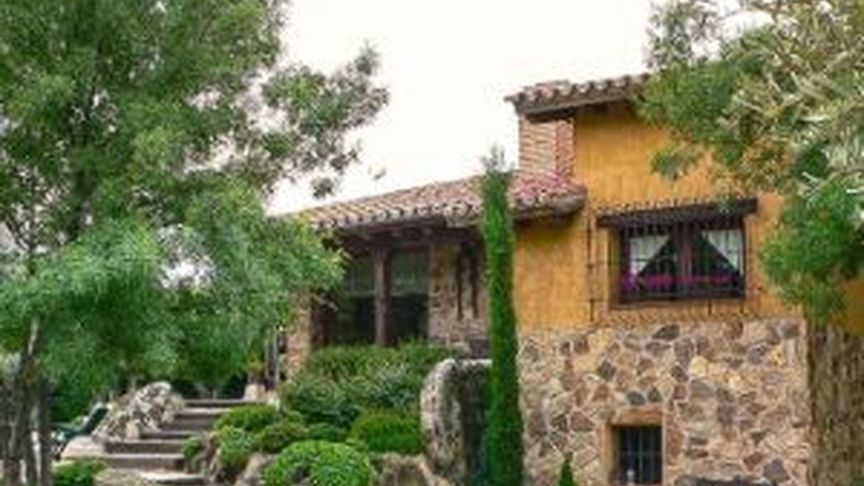 El líder de Podemos y la portavoz del partido han adquirido una casa con piscina por 600.000 euros en la sierra de Madrid