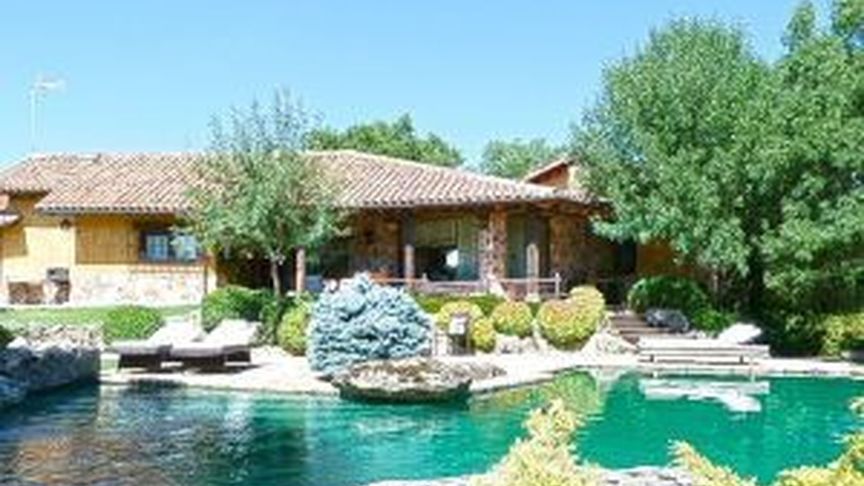 El líder de Podemos y la portavoz del partido han adquirido una casa con piscina por 600.000 euros en la sierra de Madrid