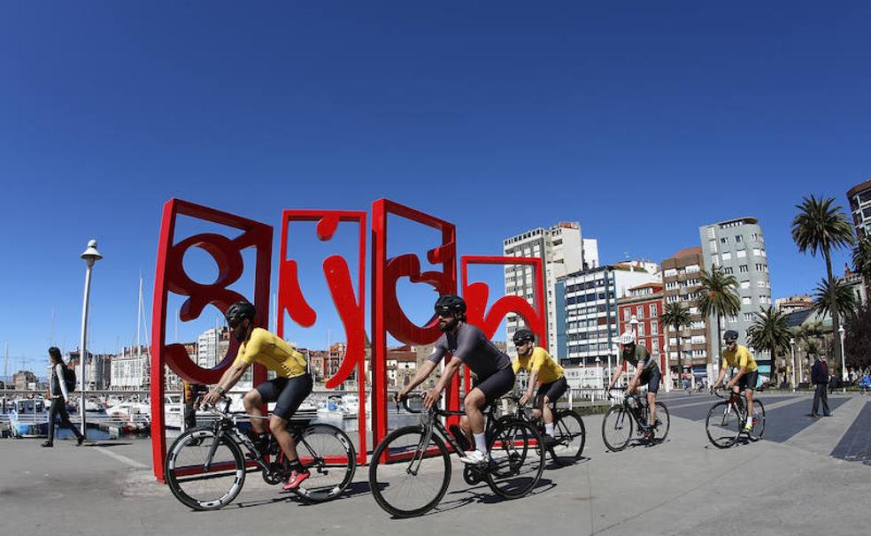 Los participantes recorrerán la ciudad por la playa de San Lorenzo y el Puerto Deportivo en los primeros kilómetros del trazado. 