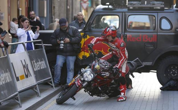 Imagen. El piloto Emilio Zamora realizó acrobacias sobre su moto por la calle del Carmen, en Gijón. 