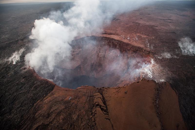 Una erupción explosiva en la cima creó una nube de más de 9.000 metros de ceniza que obligó a residentes cercanos a buscar refugio