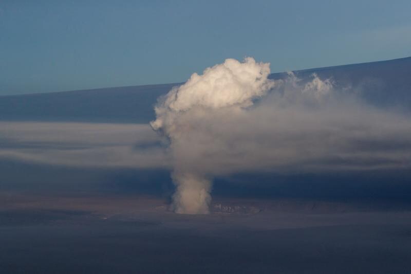 Una erupción explosiva en la cima creó una nube de más de 9.000 metros de ceniza que obligó a residentes cercanos a buscar refugio
