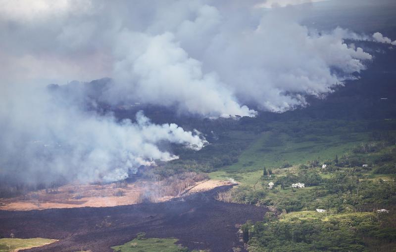 Una erupción explosiva en la cima creó una nube de más de 9.000 metros de ceniza que obligó a residentes cercanos a buscar refugio