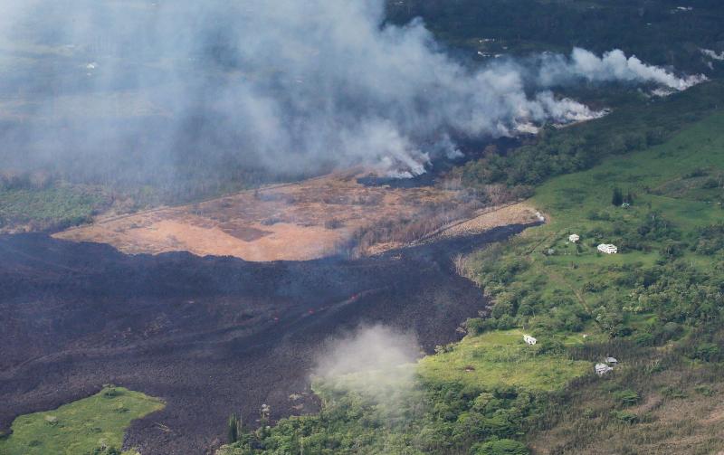 Una erupción explosiva en la cima creó una nube de más de 9.000 metros de ceniza que obligó a residentes cercanos a buscar refugio