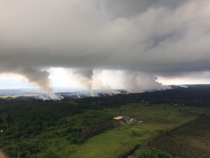 Una erupción explosiva en la cima creó una nube de más de 9.000 metros de ceniza que obligó a residentes cercanos a buscar refugio