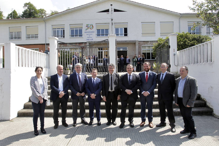 Álvaro Nadal visitó el IES de la capital piloñesa para presentar el programa Escuelas Conectadas