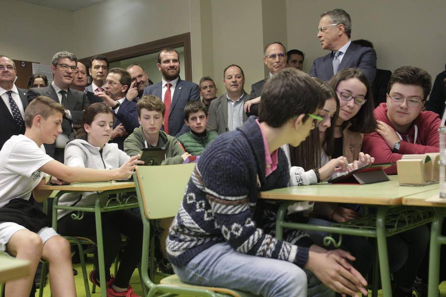 Álvaro Nadal visitó el IES de la capital piloñesa para presentar el programa Escuelas Conectadas