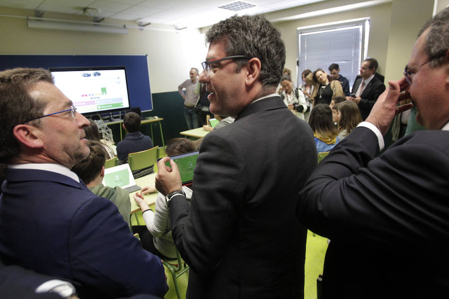 Álvaro Nadal visitó el IES de la capital piloñesa para presentar el programa Escuelas Conectadas