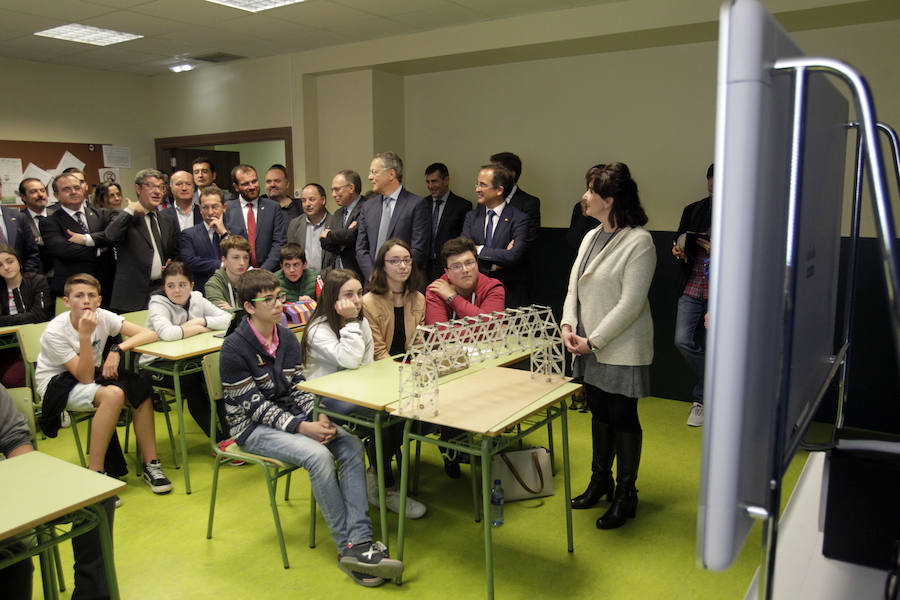 Álvaro Nadal visitó el IES de la capital piloñesa para presentar el programa Escuelas Conectadas