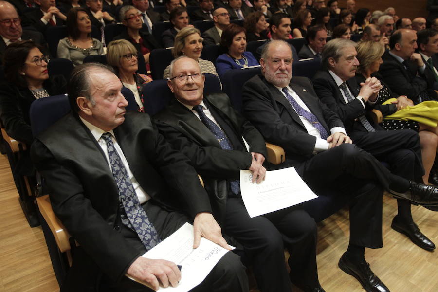 El presidente del TSJA, Ignacio Vidau, fue distinguido como colegiado honorario en una ceremonia en la que también se nombró colegiado de honor al humorista gráfico y colaborador de EL COMERCIO, 'Néstor' y a la precursora de la Agrupación de Abogados Jóvenes y de la Escuela de Práctica Jurídica, Alicia Fernández del Castillo