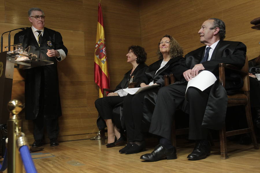 El presidente del TSJA, Ignacio Vidau, fue distinguido como colegiado honorario en una ceremonia en la que también se nombró colegiado de honor al humorista gráfico y colaborador de EL COMERCIO, 'Néstor' y a la precursora de la Agrupación de Abogados Jóvenes y de la Escuela de Práctica Jurídica, Alicia Fernández del Castillo