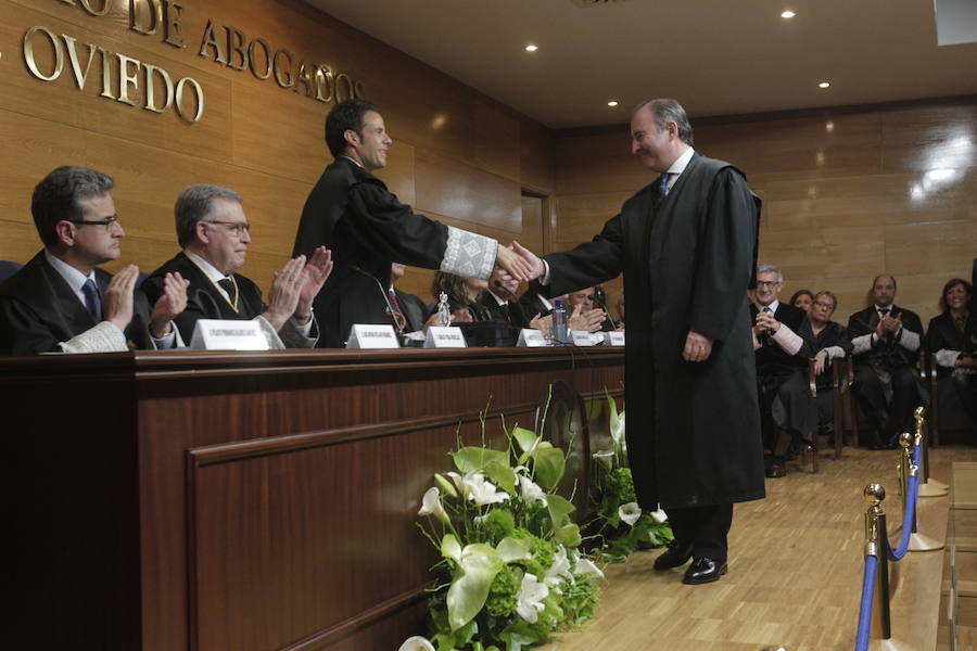 El presidente del TSJA, Ignacio Vidau, fue distinguido como colegiado honorario en una ceremonia en la que también se nombró colegiado de honor al humorista gráfico y colaborador de EL COMERCIO, 'Néstor' y a la precursora de la Agrupación de Abogados Jóvenes y de la Escuela de Práctica Jurídica, Alicia Fernández del Castillo