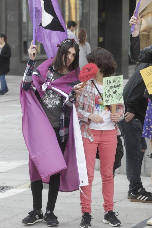 El colectivo LGTB lo secundó con una concentración ciudadana ante el Teatro Campoamor