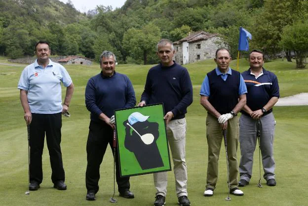 Juan Rico, con el cuadro en las manos, junto a varios amigos del Club de Golf de Las Caldas. 