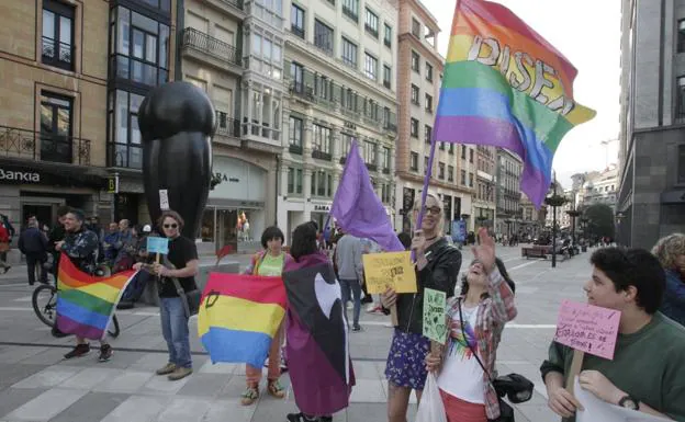 Concentración por el día contra la homofobia en Oviedo