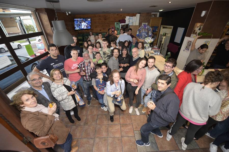 La plantilla del equipo ovetense celebró el final de temporada con un grupo de seguidores y rodeados de familiares.