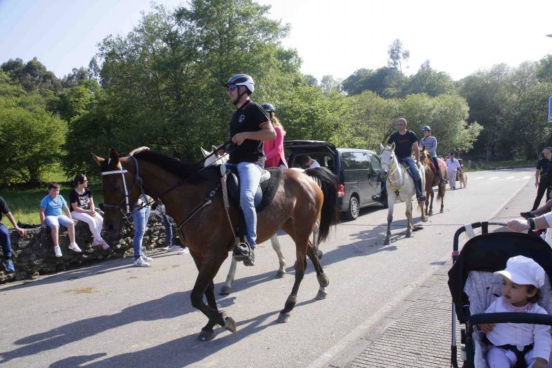 Más de sesenta jinetes participaron en la concentración ecuestre de El Peral.