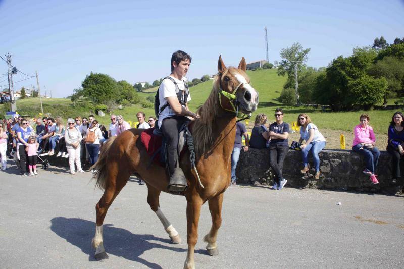 Más de sesenta jinetes participaron en la concentración ecuestre de El Peral.