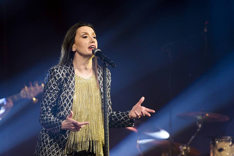 La cantante fue ovacionada por el público ovetense en un concierto dentro de su gira 'Que corra el aire'.