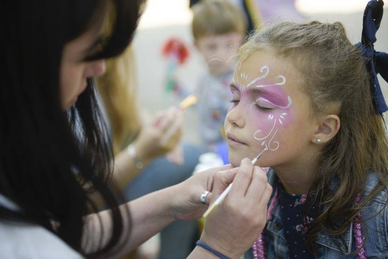 Los puestos tradicionales y los juegos infantiles amenizaron la jornada festiva.