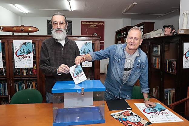 José Luis Paraja y Ángel de la Calle, con el cartel protagonizado por Torpedo. 