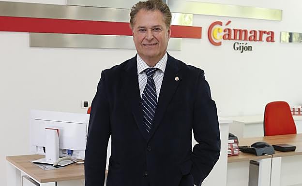 Félix Baragaño, a la entrada de las oficinas de la Cámara de Comercio de Gijón en Somió. 