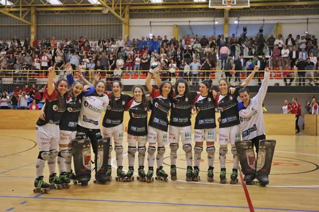 La plantilla del Hostelcur, nuevo campeón de Liga, celebra su éxito en el polideportivo de Mata-Jove ante su afición. 