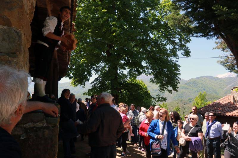 Cientos de romeros llenan el santuario para celebrar el el domingo de Pentecostés.