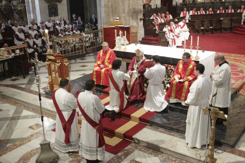 Jesús Sanz Montes trasladó a los nuevos eclesiásticos que son «un regalo que llenará de aire fresco nuestra comunidad» ante el numeroso público asistente.