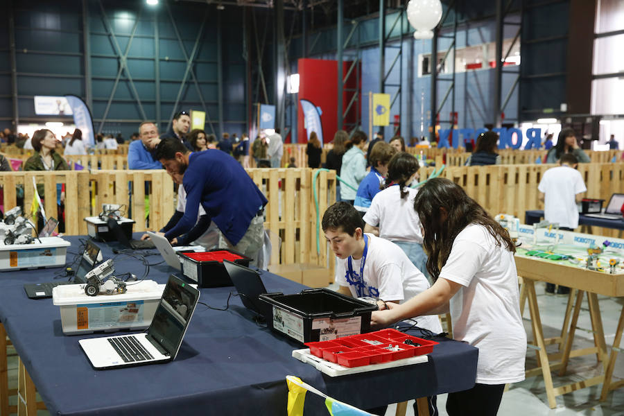 Los pequeños gijoneses aprendieron la importancia de la robótica en el recinto ferial Luis Adaro.