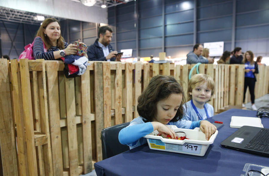 Los pequeños gijoneses aprendieron la importancia de la robótica en el recinto ferial Luis Adaro.