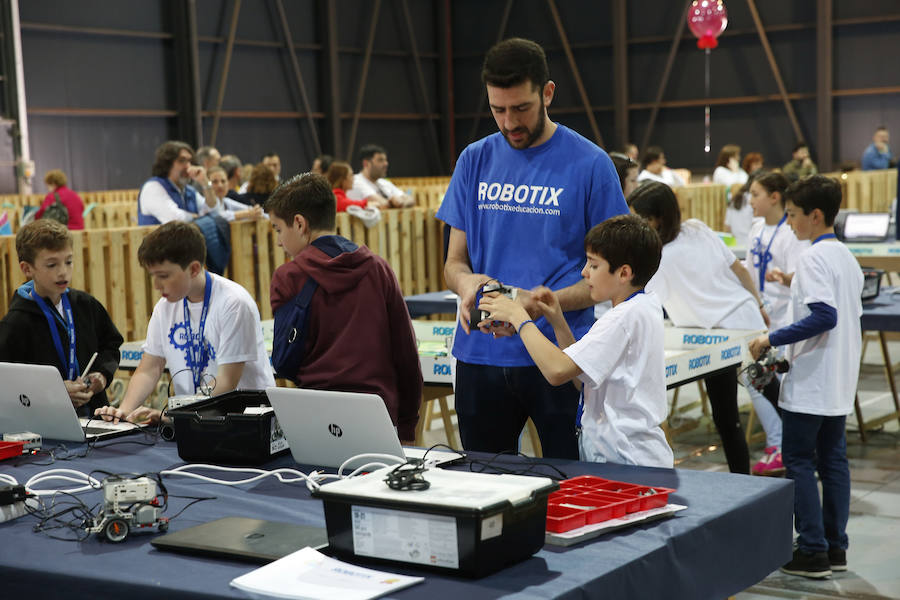 Los pequeños gijoneses aprendieron la importancia de la robótica en el recinto ferial Luis Adaro.