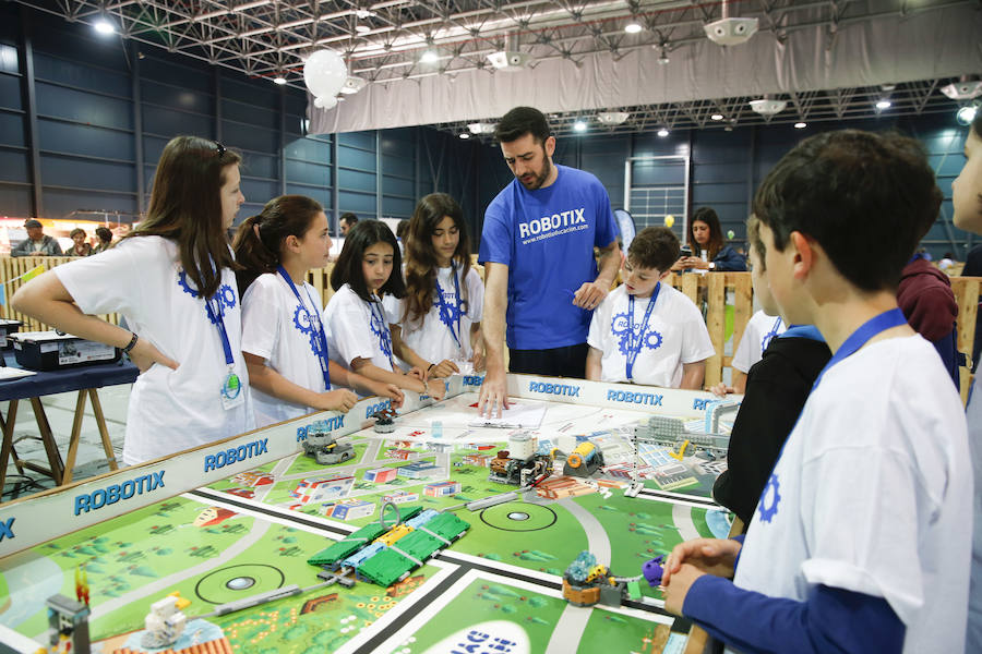 Los pequeños gijoneses aprendieron la importancia de la robótica en el recinto ferial Luis Adaro.